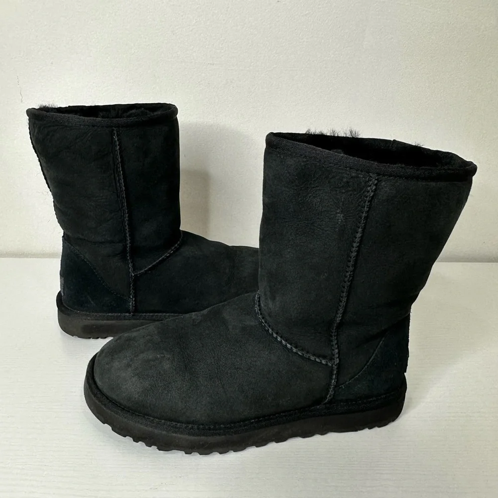 UGG Women’s Classic Short II Size 8